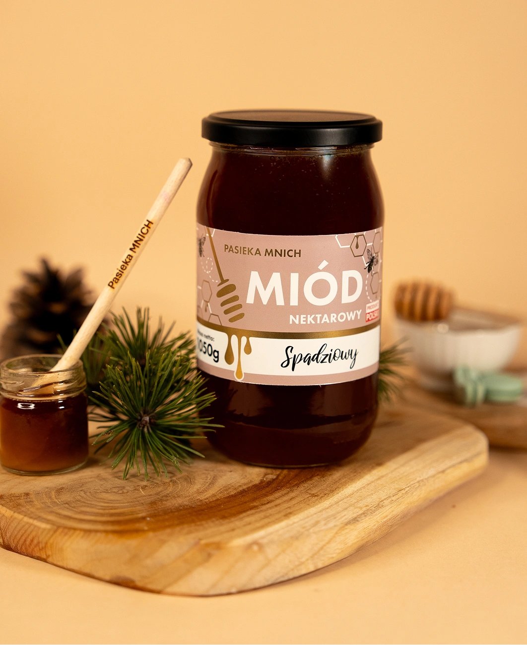 Ciemny miód spadziowy w słoiku – naturalny miód ze spadzi iglastej i liściastej